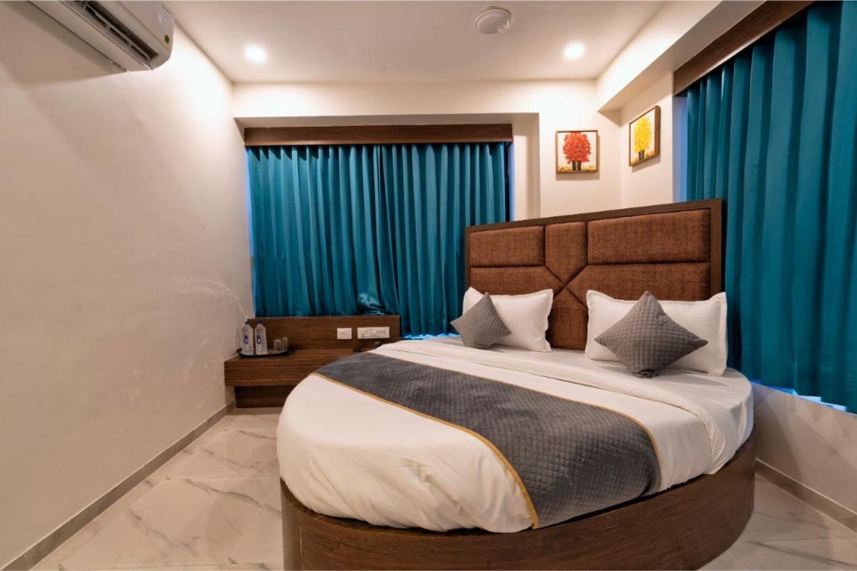 Hotel Royal 24 Ahmedabad Esterno foto