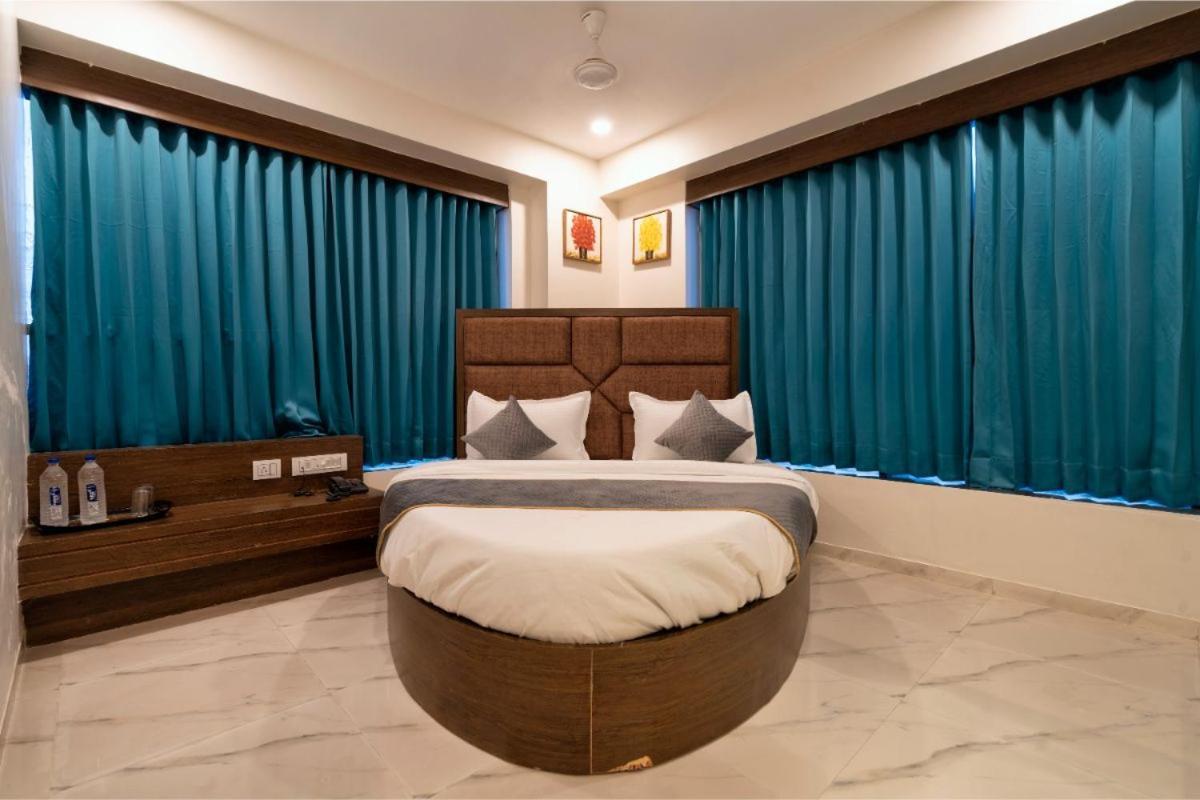 Hotel Royal 24 Ahmedabad Esterno foto