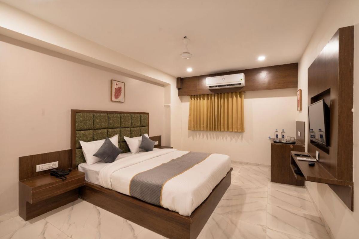Hotel Royal 24 Ahmedabad Esterno foto