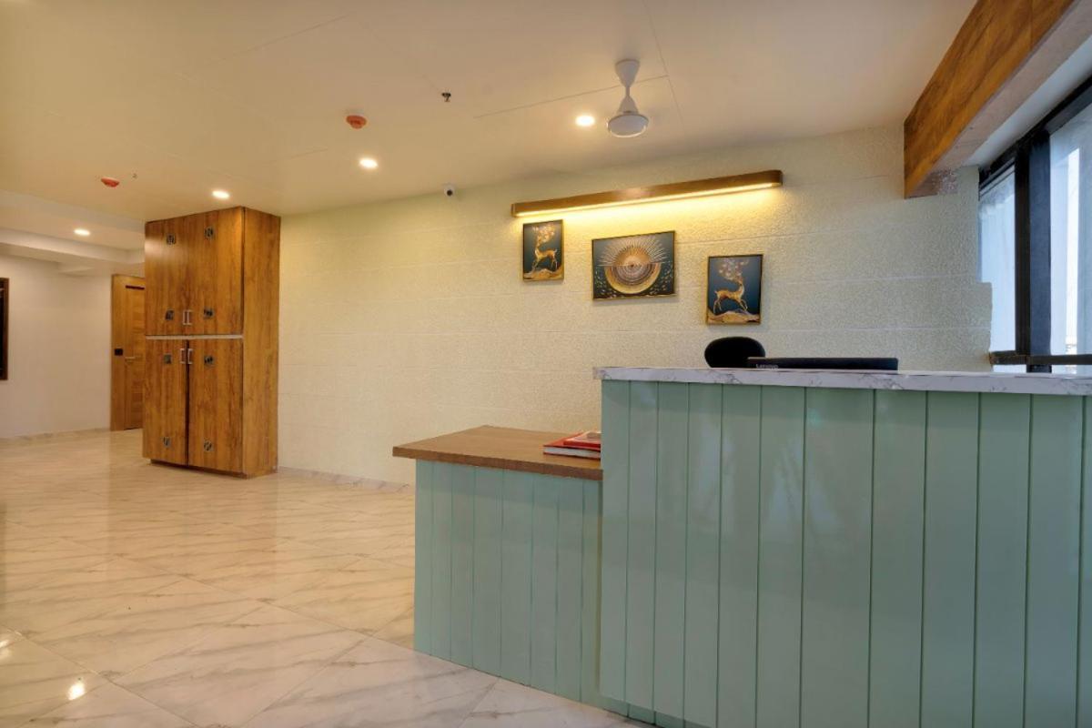 Hotel Royal 24 Ahmedabad Esterno foto