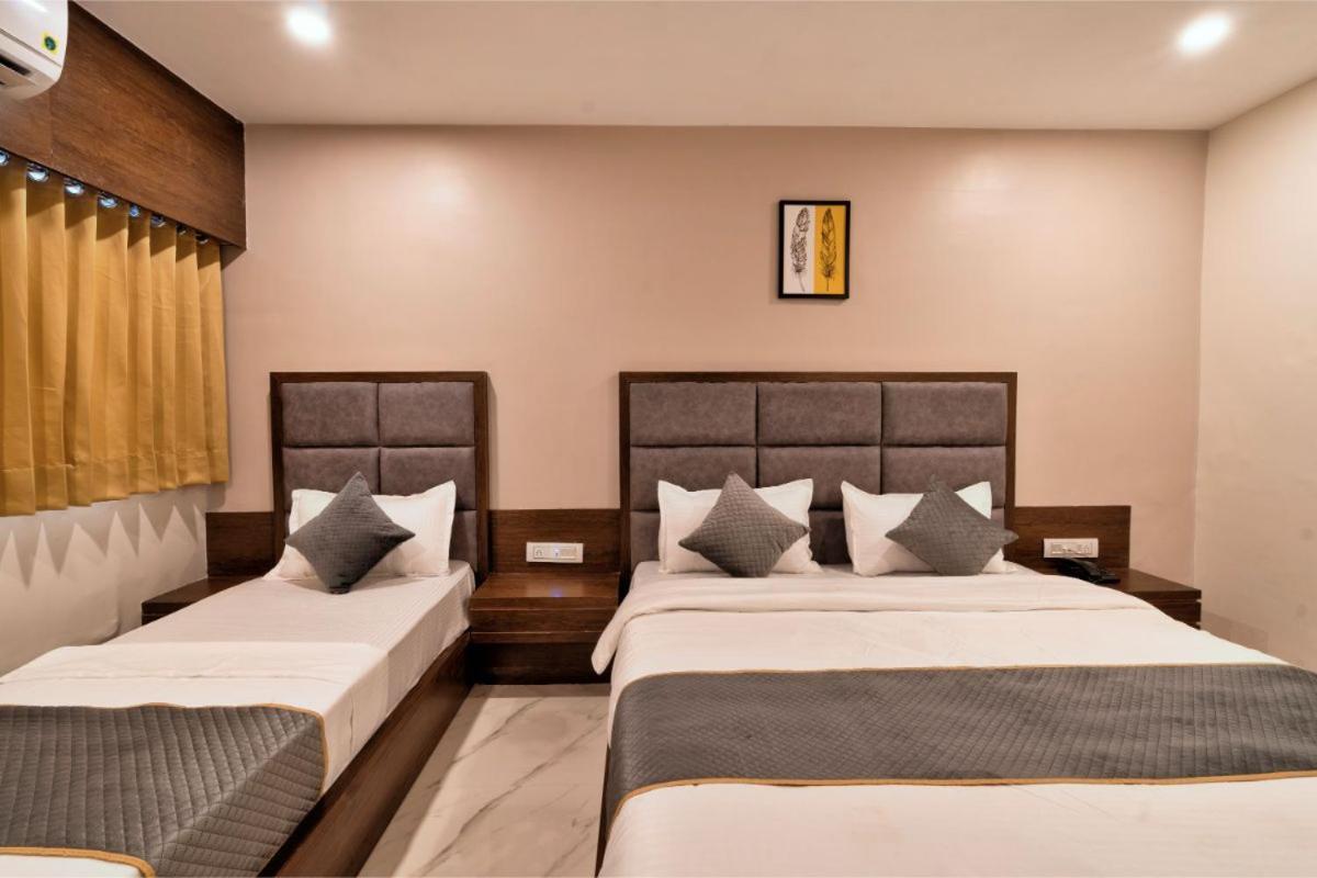 Hotel Royal 24 Ahmedabad Esterno foto