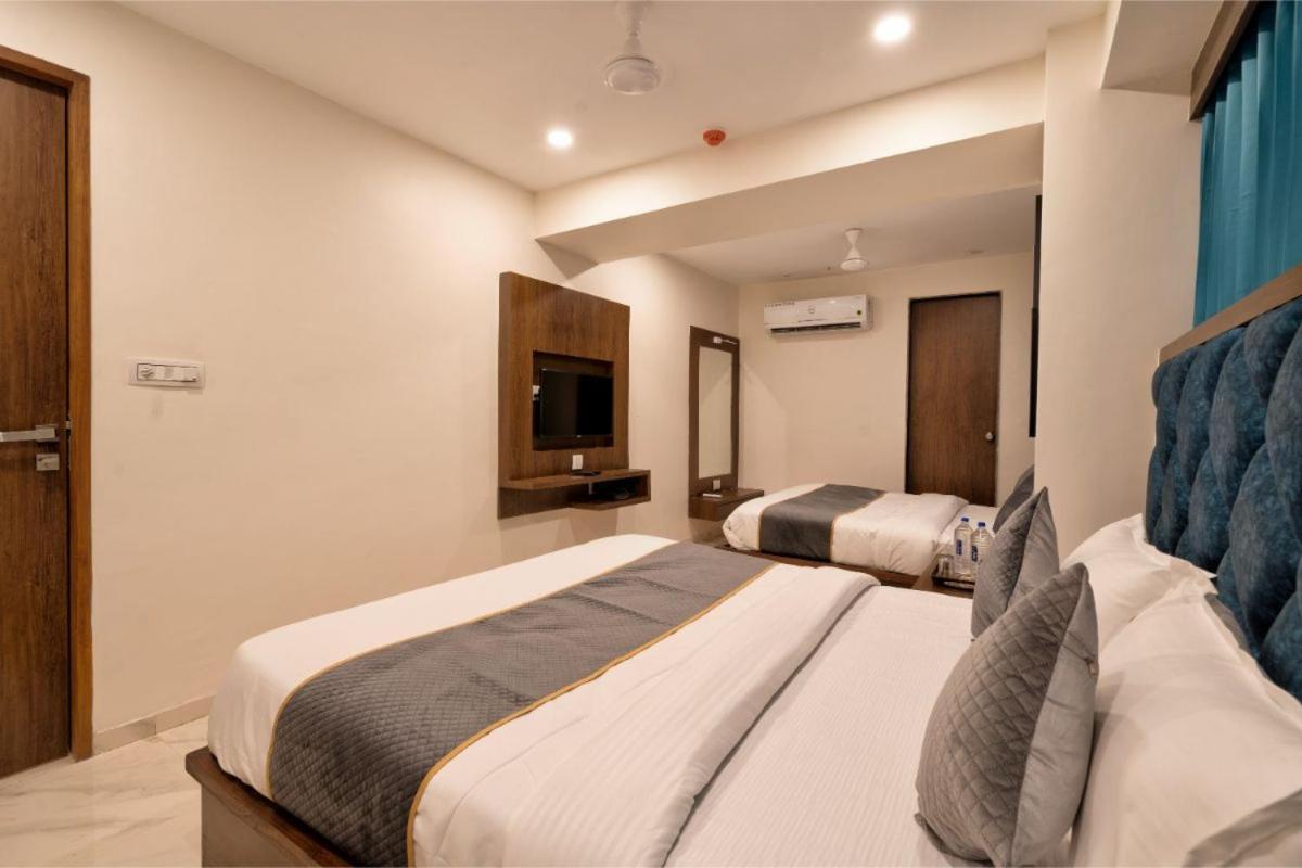 Hotel Royal 24 Ahmedabad Esterno foto