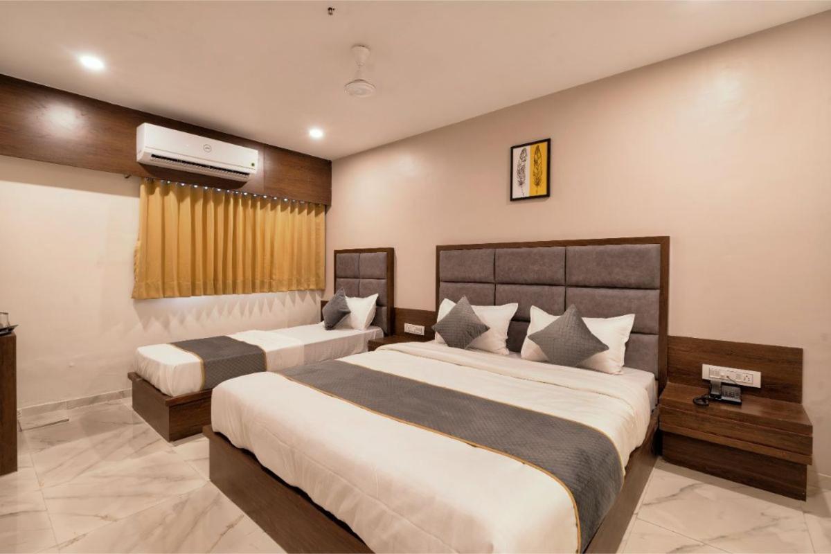 Hotel Royal 24 Ahmedabad Esterno foto