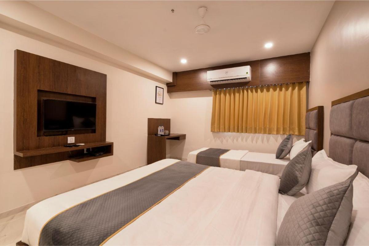 Hotel Royal 24 Ahmedabad Esterno foto